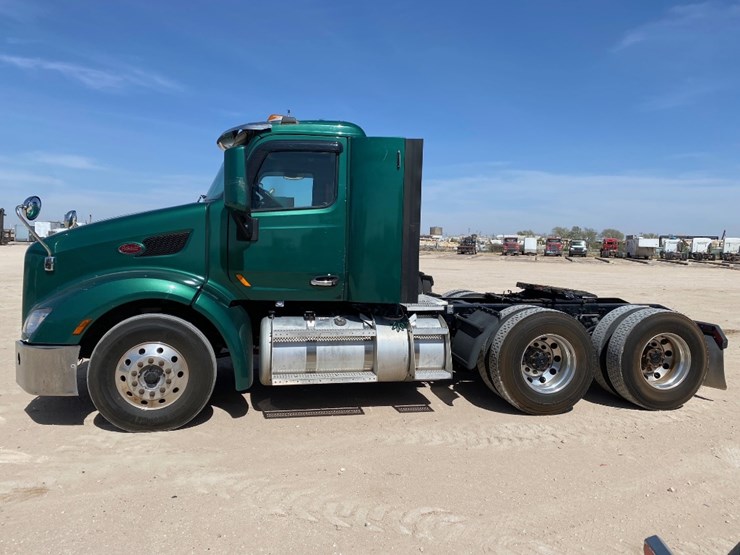 2017-peterbilt-579-image-1