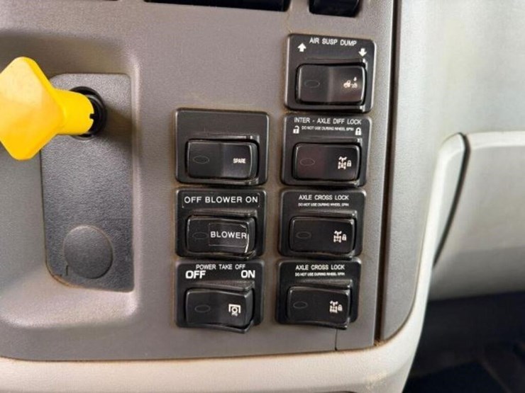 2017-peterbilt-567-image-17