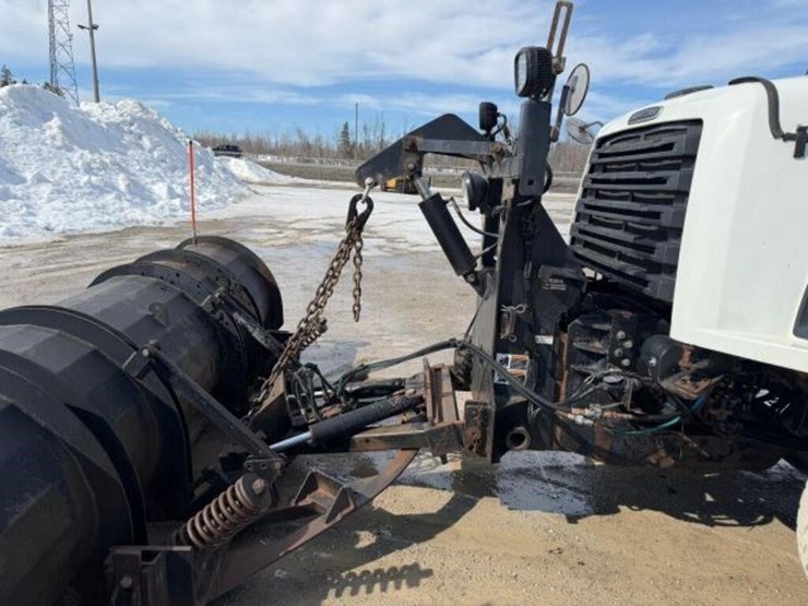 2013-freightliner-108sd-image-47