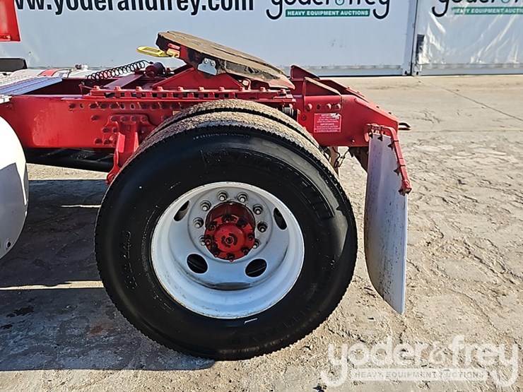 2015-volvo-vnl42t300-image-13