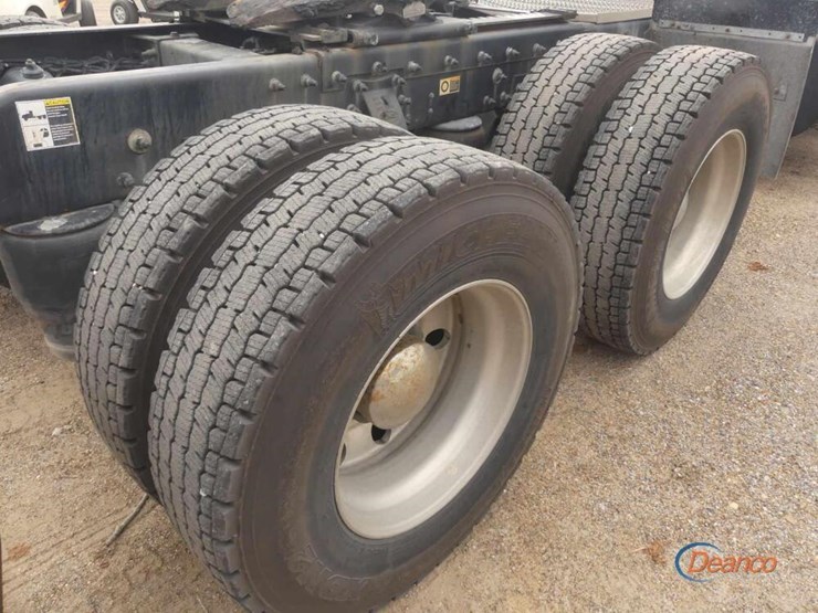 2017-peterbilt-567-image-8