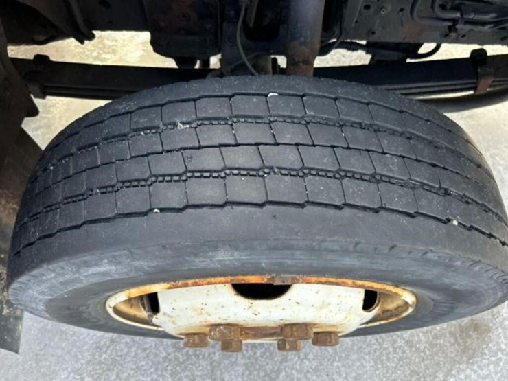 2015-isuzu-nrr-image-54