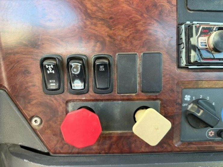 2009-mack-granite-gu813-image-18