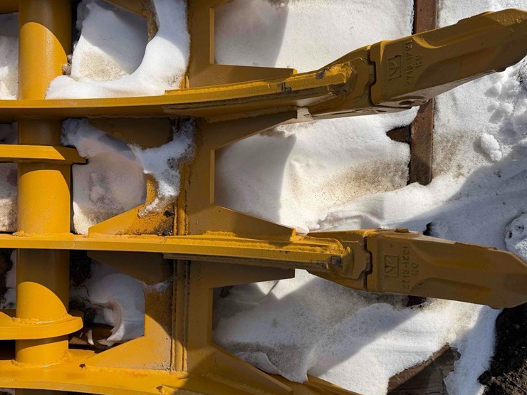 caterpillar-320-image-12