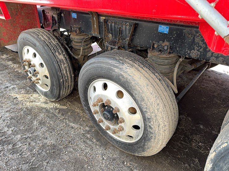 2015-peterbilt-567-image-10