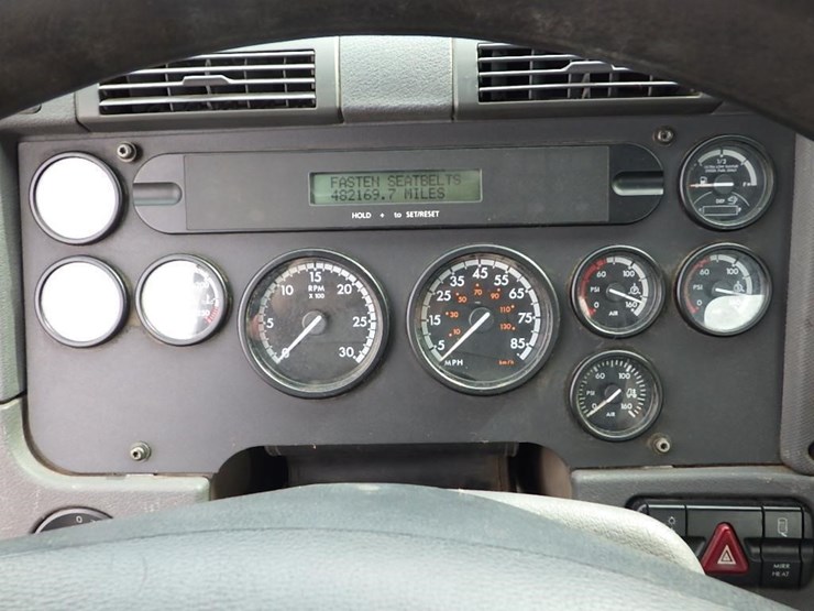 2013-freightliner-cascadia-113-image-36