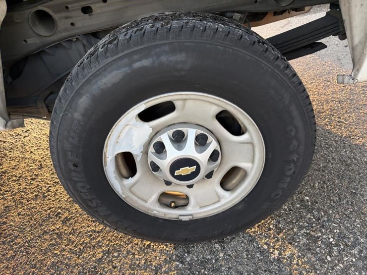 2013-chevrolet-2500-image-26