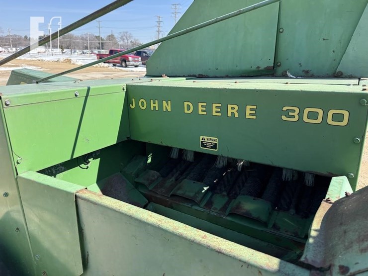 john-deere-300-image-7
