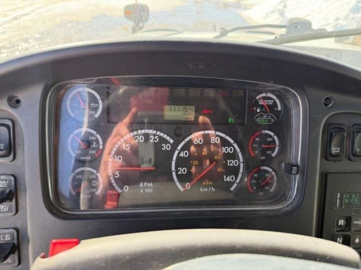 2013-freightliner-108sd-image-15