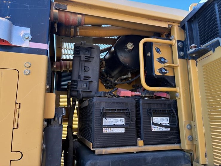 2005-caterpillar-143h-image-42