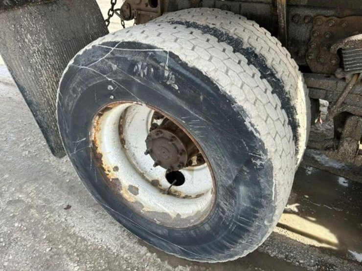 2013-freightliner-108sd-image-58