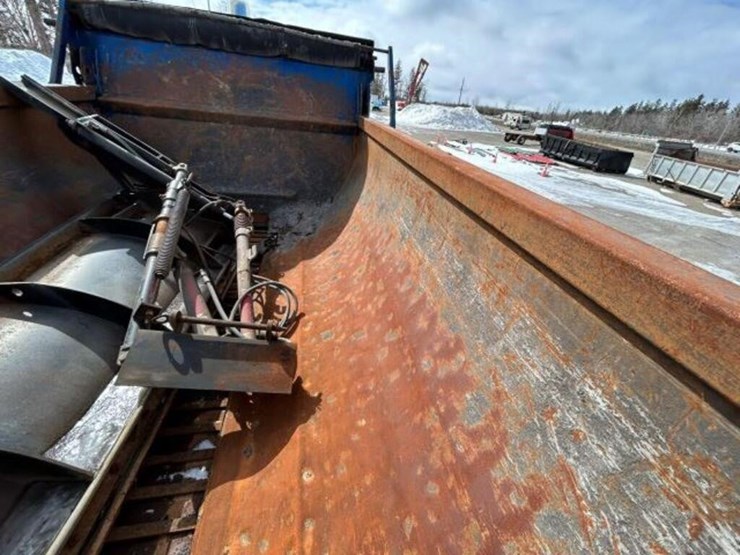 2013-freightliner-108sd-image-38