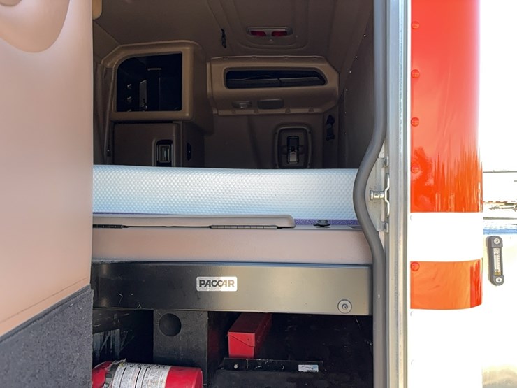 2022-peterbilt-389-image-12