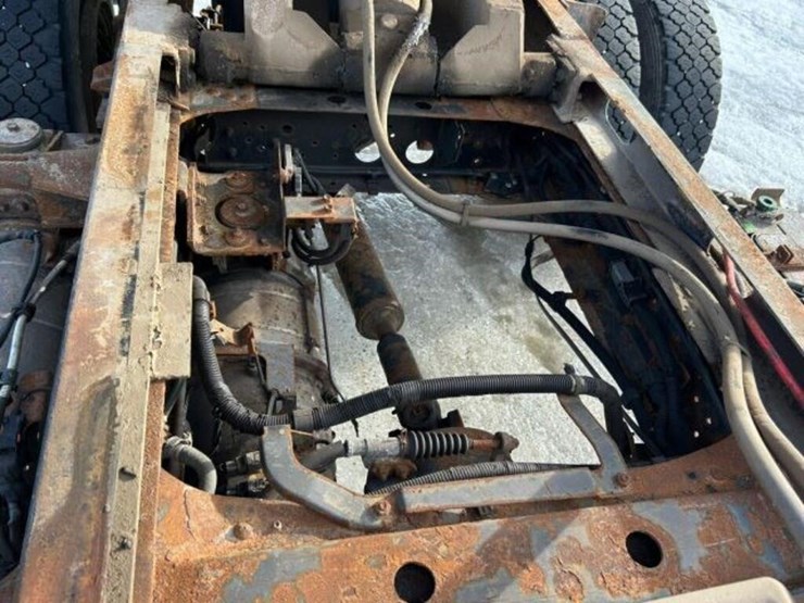 2015-isuzu-nrr-image-39