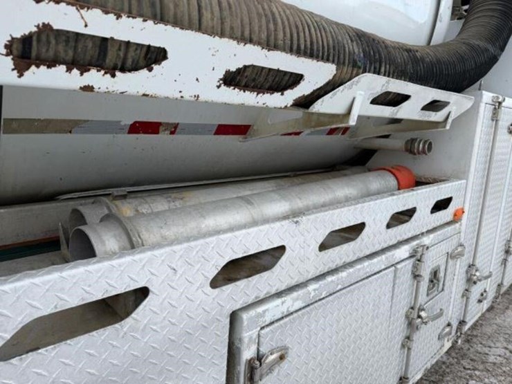 2017-peterbilt-567-image-37