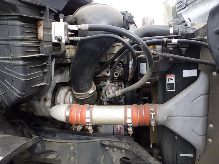 2013-freightliner-cascadia-113-image-18