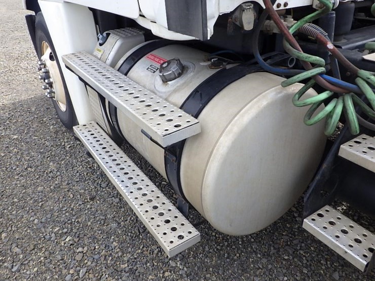 2016-freightliner-cascadia-125-image-19