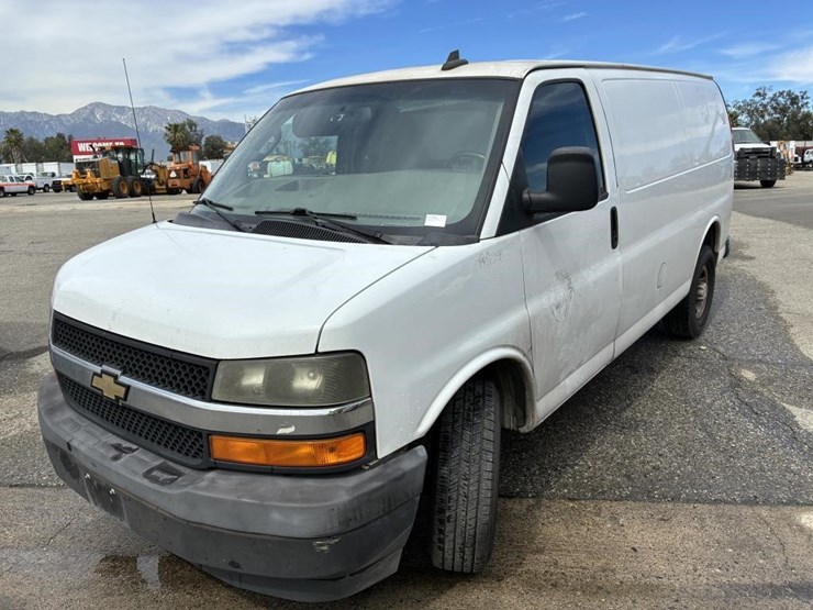 2018-chevrolet-express-2500-image-1