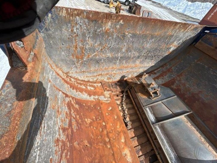 2013-freightliner-108sd-image-39