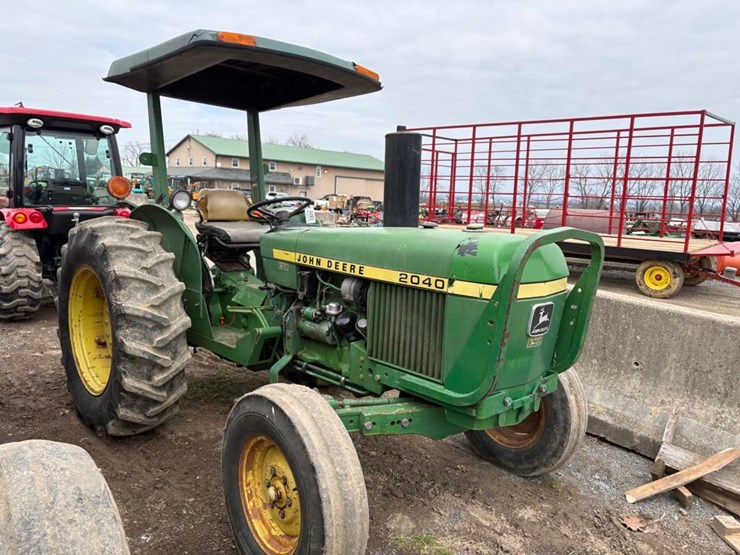 john-deere-2040-image-1