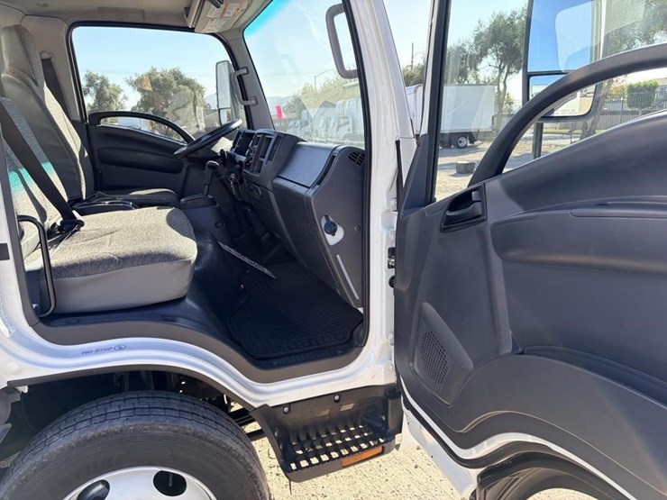 2023-isuzu-nrr-image-15