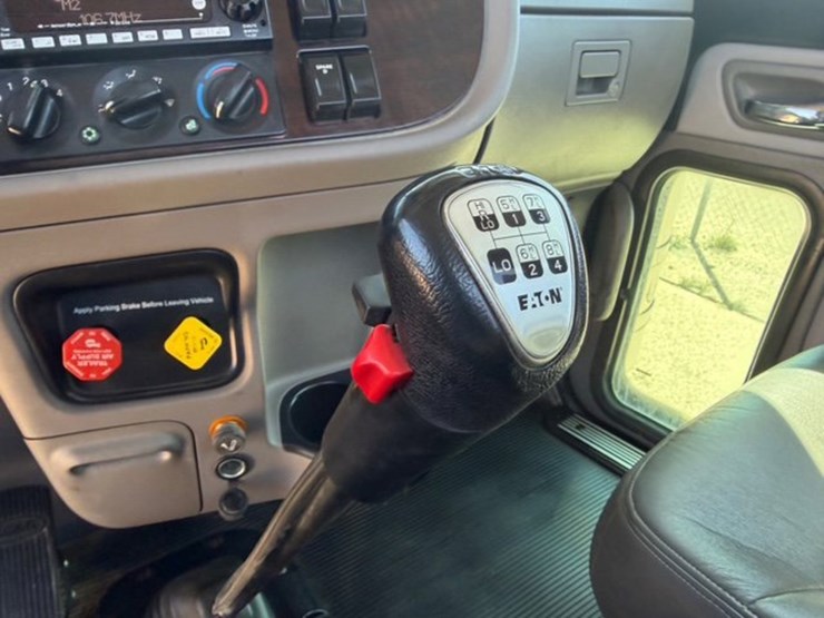 2022-peterbilt-389-image-12