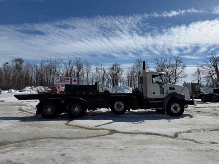 2009-mack-granite-gu813-image-4