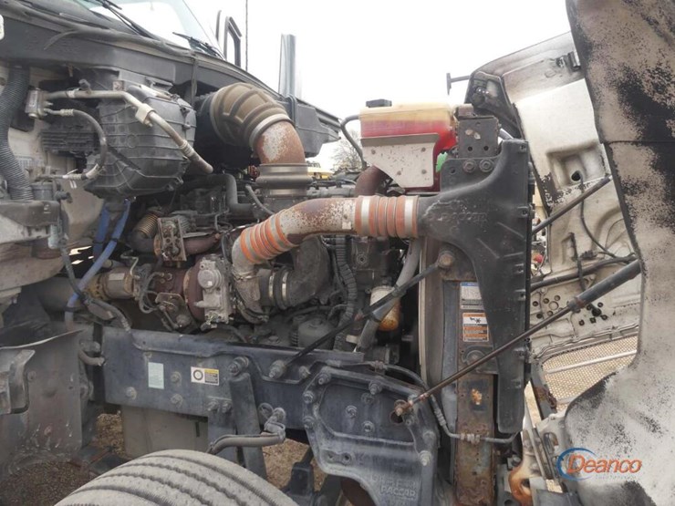 2017-peterbilt-567-image-11