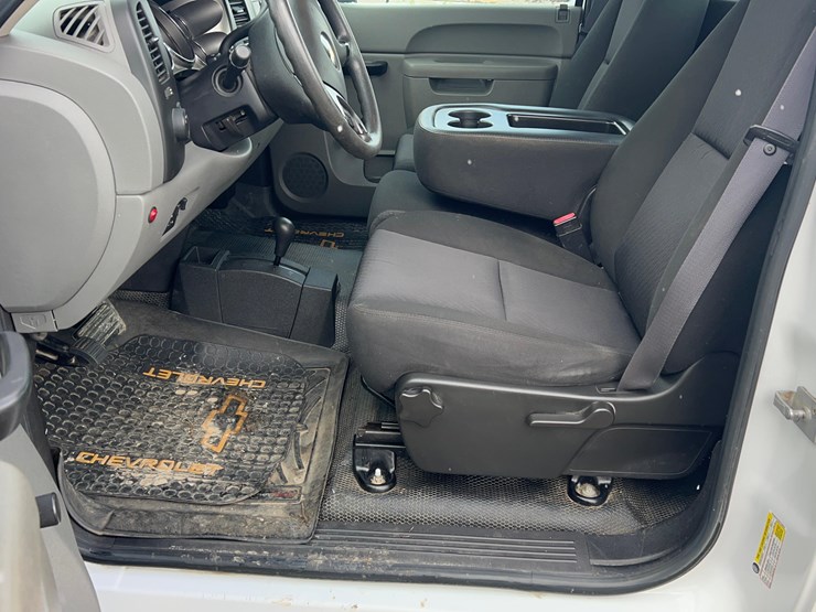 2011-chevrolet-3500hd-image-43