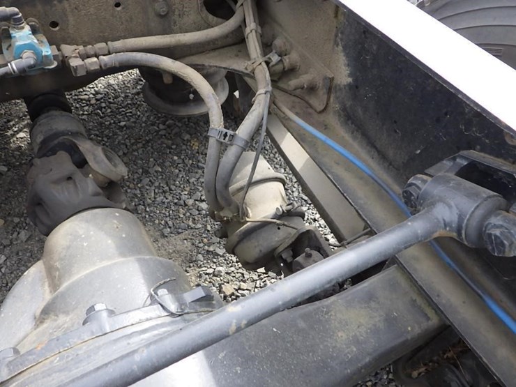 2013-freightliner-cascadia-113-image-13