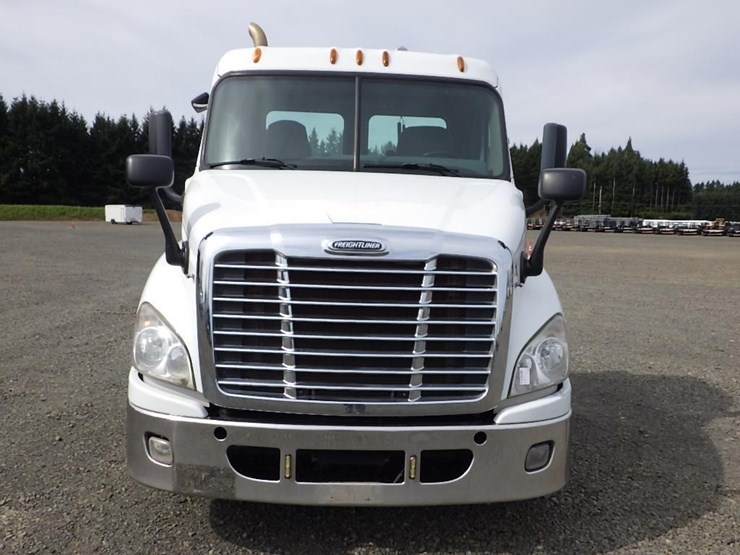 2013-freightliner-cascadia-113-image-2