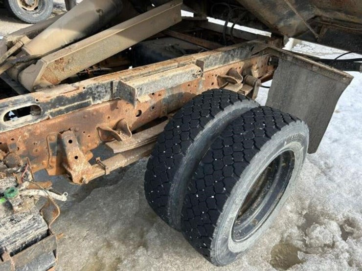 2015-isuzu-nrr-image-53