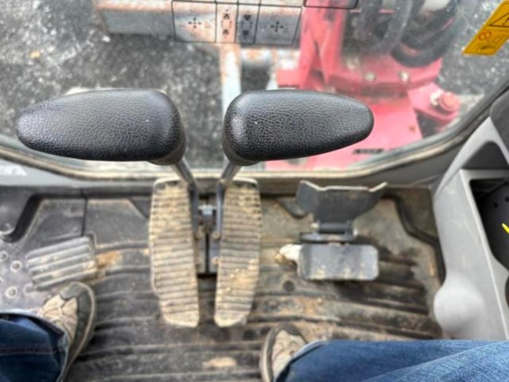 2017-takeuchi-tb240-image-25