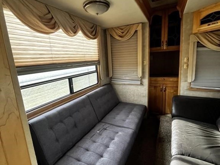 l1--2006-escalade-32'-travel-trailer-image-19