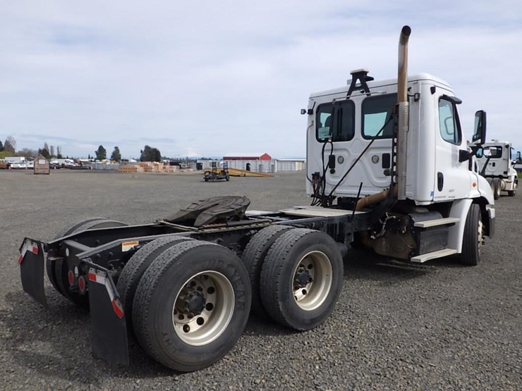 2013-freightliner-cascadia-113-image-5