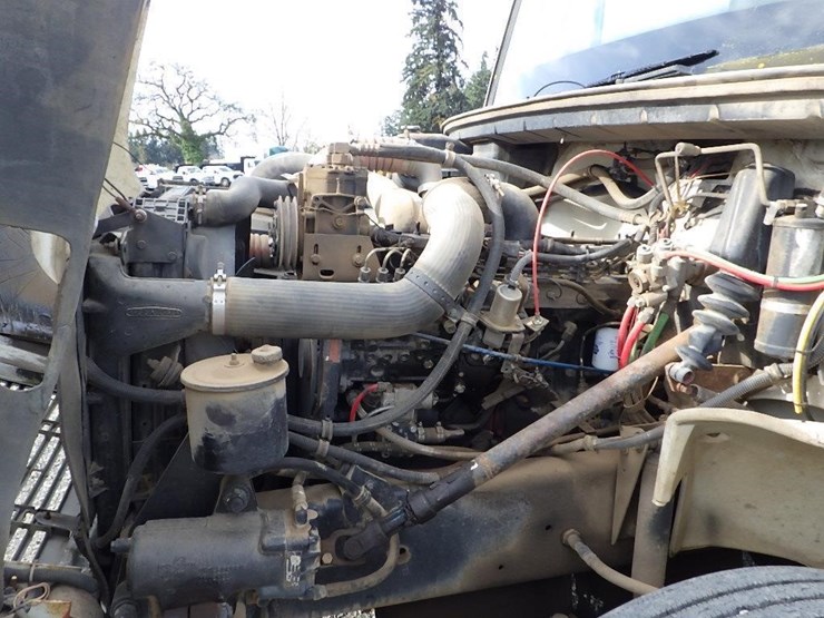 1996-freightliner-fl70-image-9