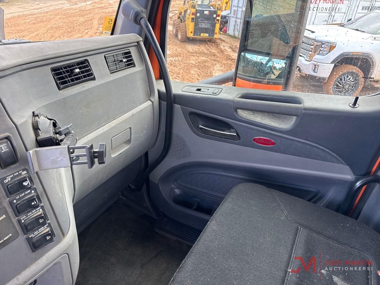 2017-peterbilt-rollback-truck-image-28