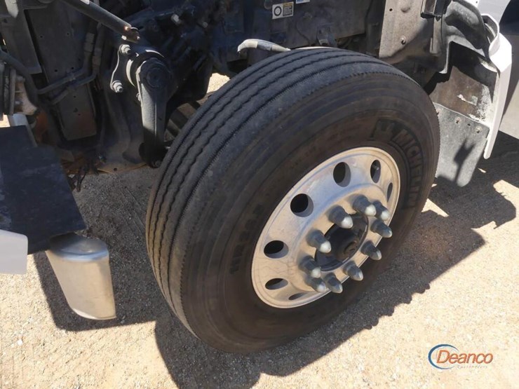 2017-peterbilt-567-image-13