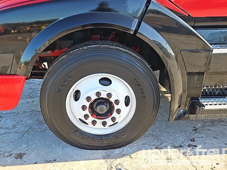 2015-volvo-vnl42t300-image-12