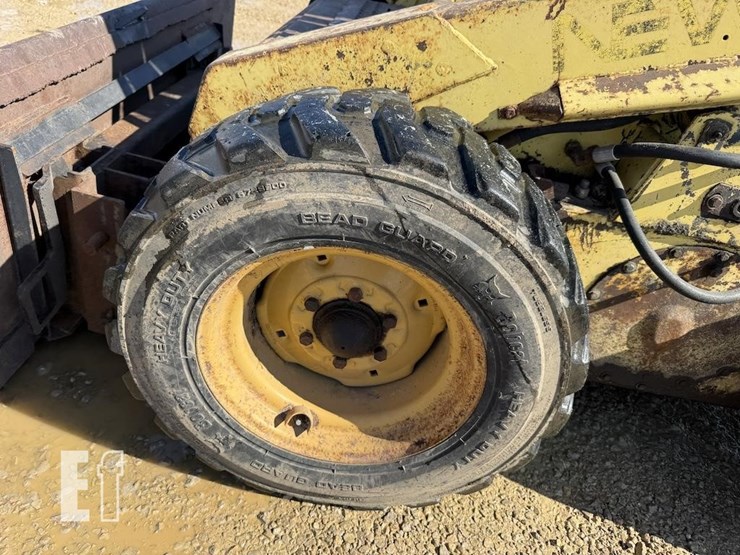 new-holland-l775-image-9