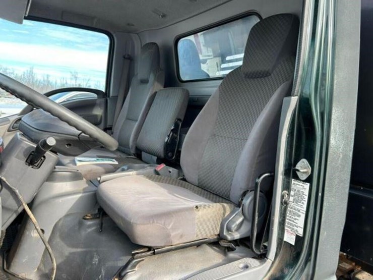 2015-isuzu-nrr-image-21