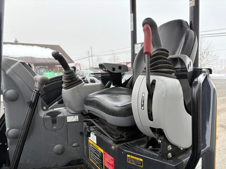 2023-deere-30g-image-16