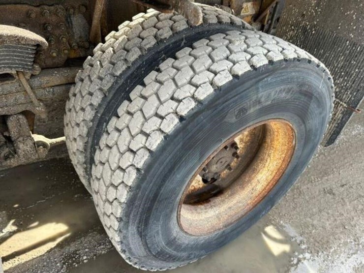 2013-freightliner-108sd-image-59