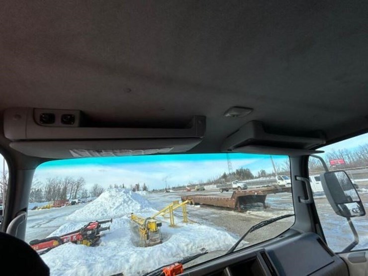 2015-isuzu-nrr-image-17