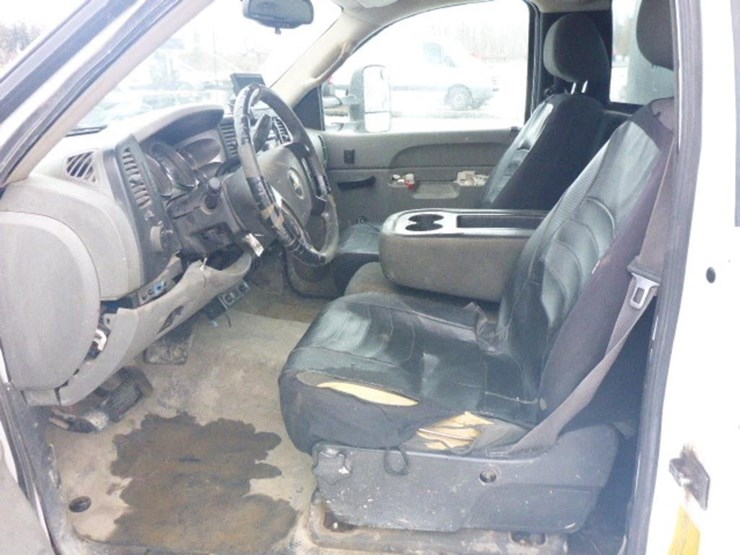 2014-chevrolet-3500-image-14