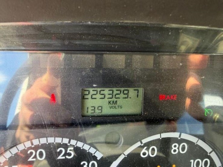 2013-freightliner-108sd-image-12