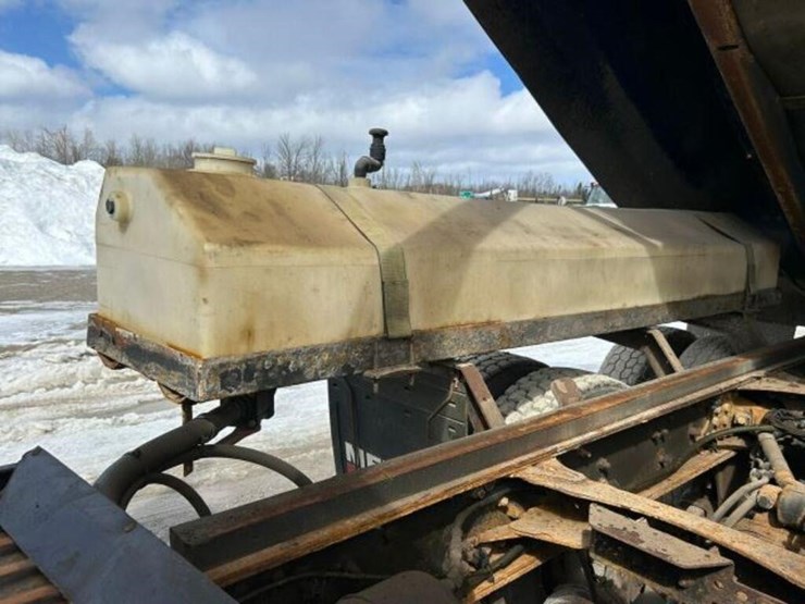 2013-freightliner-108sd-image-44