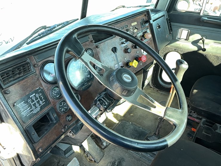 1996-peterbilt-385-image-15