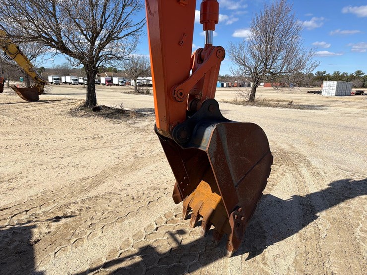 2020-hitachi-zx135us-6-image-11