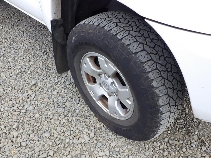 2013-toyota-tacoma-image-15